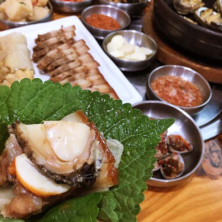 전복삼합 제주도 스타일 식당 정찬 게스트 성게 미역국 돔베고기 고등어구이 청량리 제기동 맛집