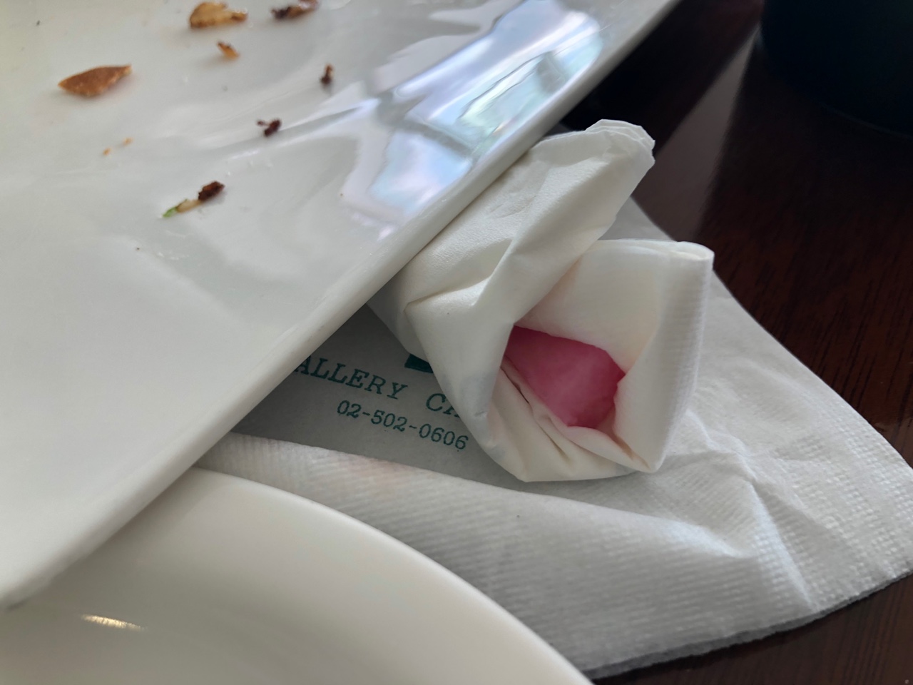 휴지에-감싸진-무