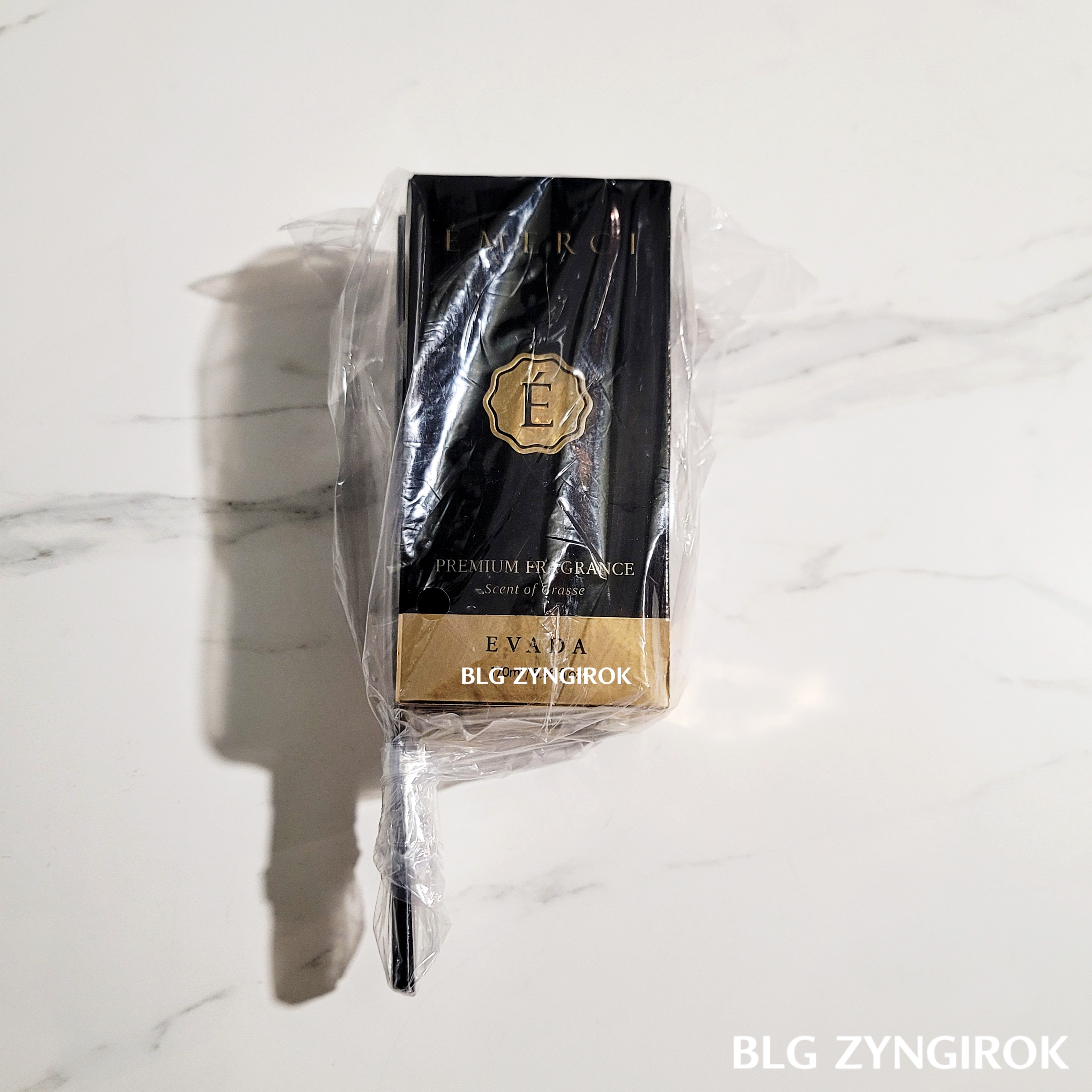 에멜시 에바다 디퓨저 상자모습이다.