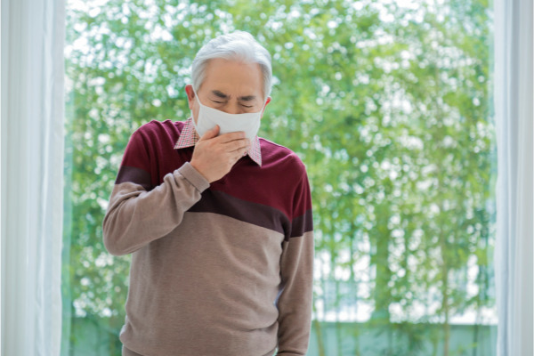 노인이 목감기에 걸린 사진