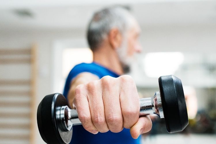 근감소증 예방을 위해 꾸준히 운동하는 실버세대