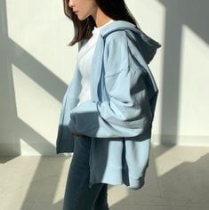 후드티를-갈아입는-여성