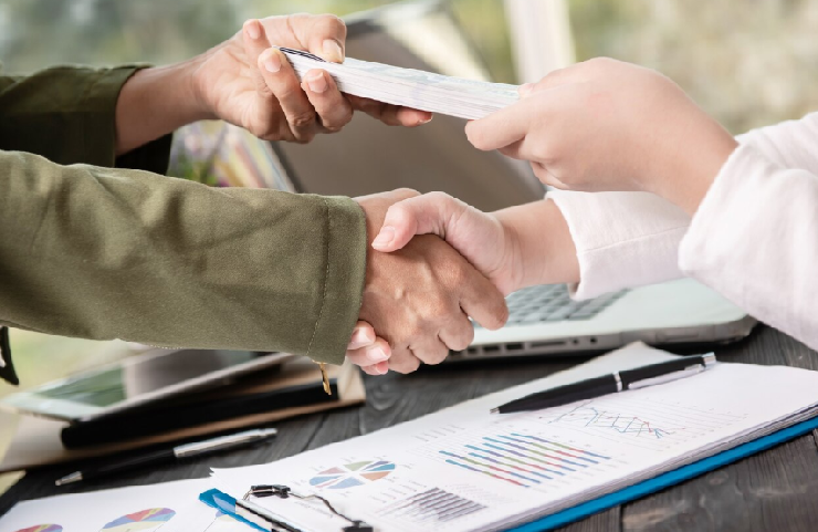 악수하는 사람들