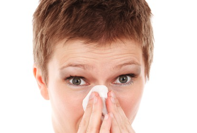 축농증에 걸려서 코를 관리하는 여자