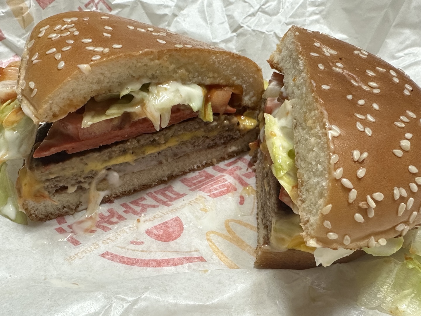 맥도날드 페퍼로니피자버거 절반 자른 단면도 측면 이미지