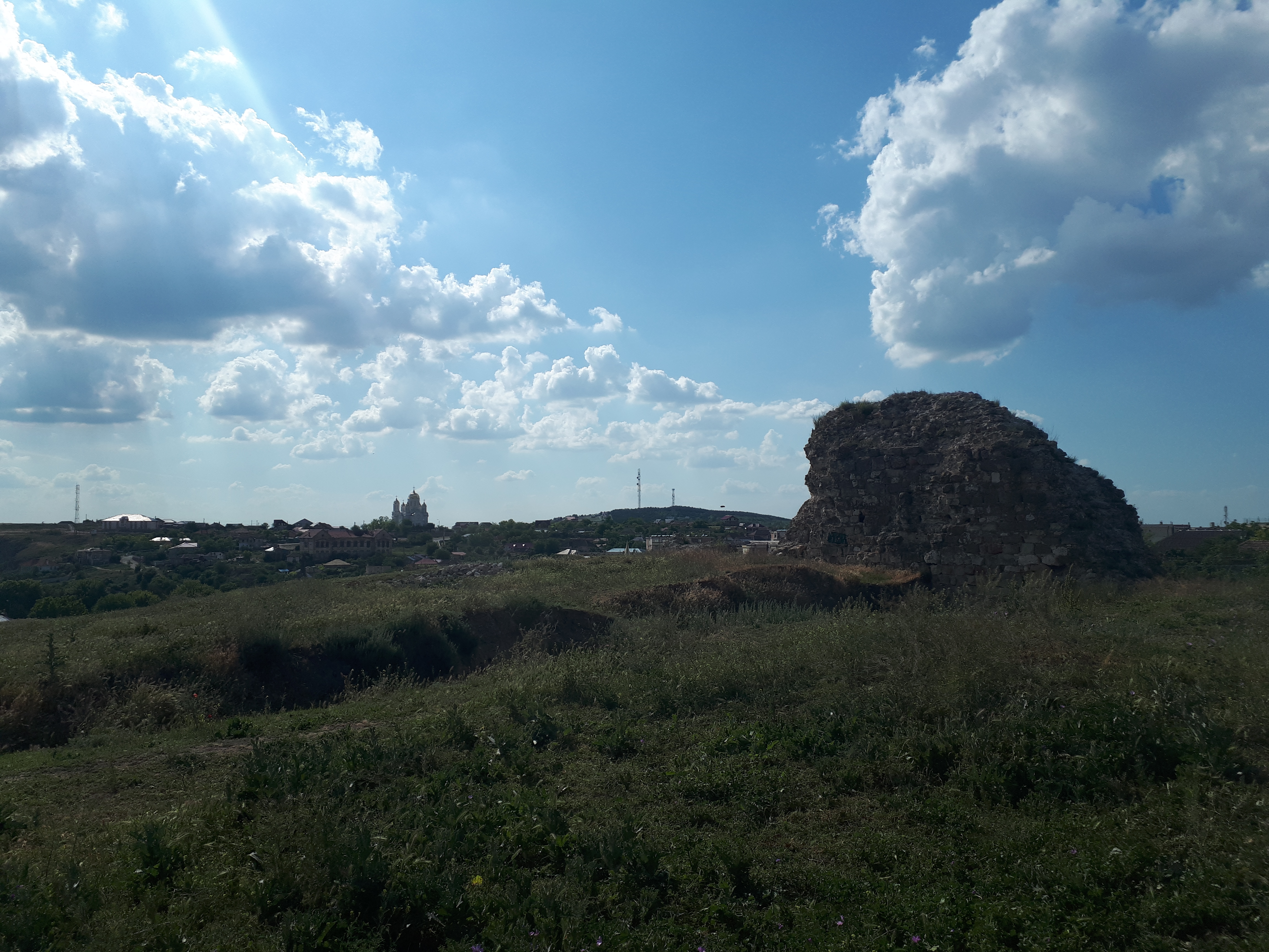 루마니아 흐르쇼바 카르시움 요새와 하늘