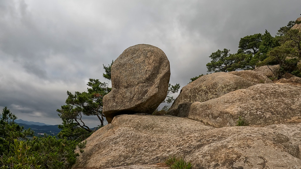 용봉산흔들바위