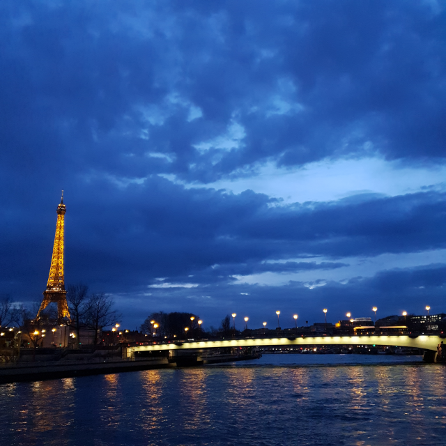해가 완전히 진 후 에펠탑