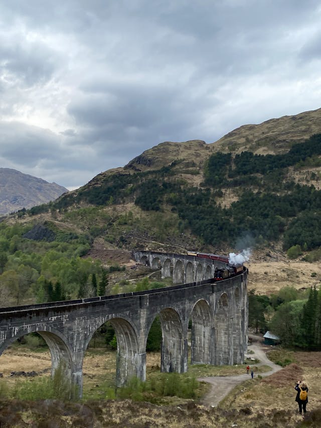 높은 철다리를 건너다 아래로 떨어지는 꿈