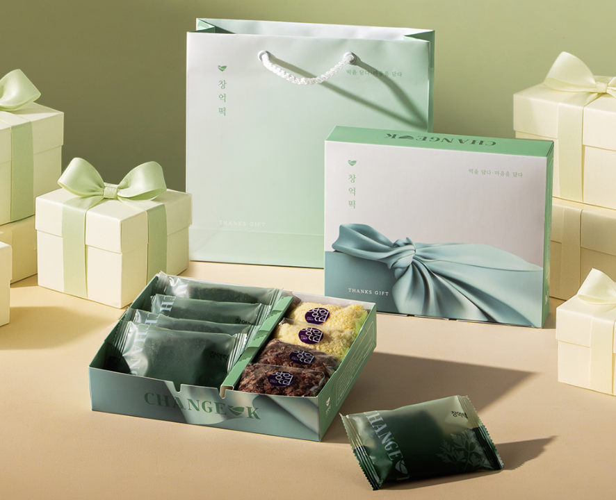 고급스러운 한국 전통미가 느껴지는 패키지에 담긴 창억떡 호박인절미 선물 세트. 깔끔한 디자인과 정갈한 구성이 돋보이는 프리미엄 제품 사진