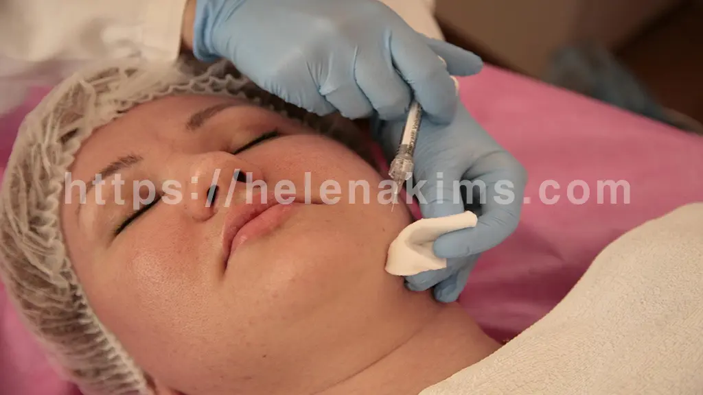 피부과에서 보톡스 시술을 받고 있는 여성.