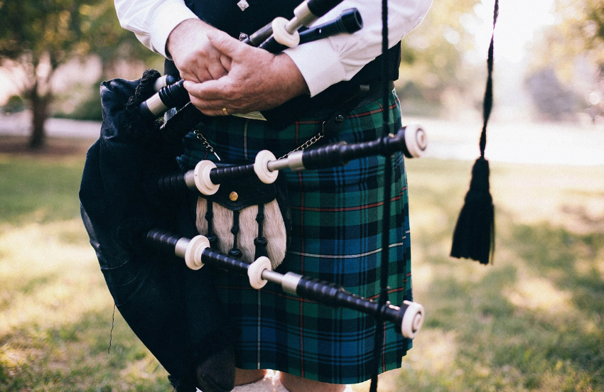 스코틀랜드의 전통 결혼식: 킬트와 전통춤의 조화