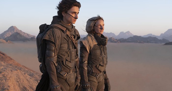 사막에서 아들과 엄마가 뭔가를 바라보는 모습