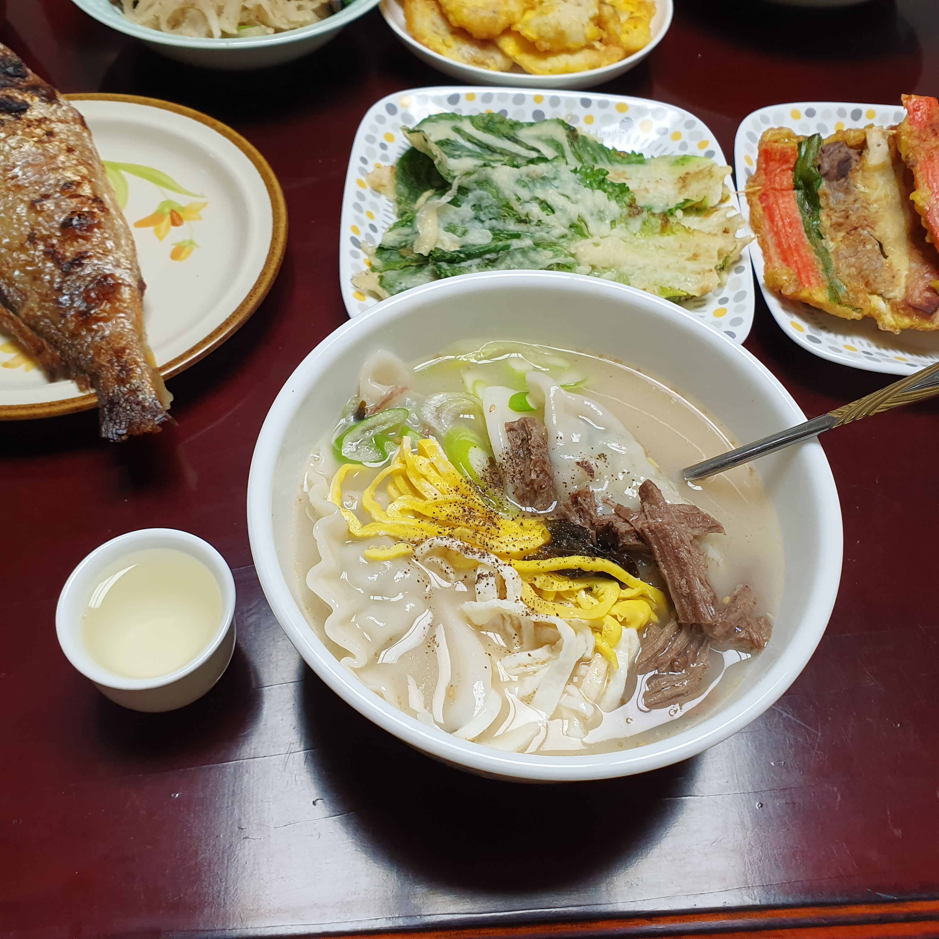 사골 육수로 맛있는 떡국 만들기를 해서 맛있게 먹는 사진