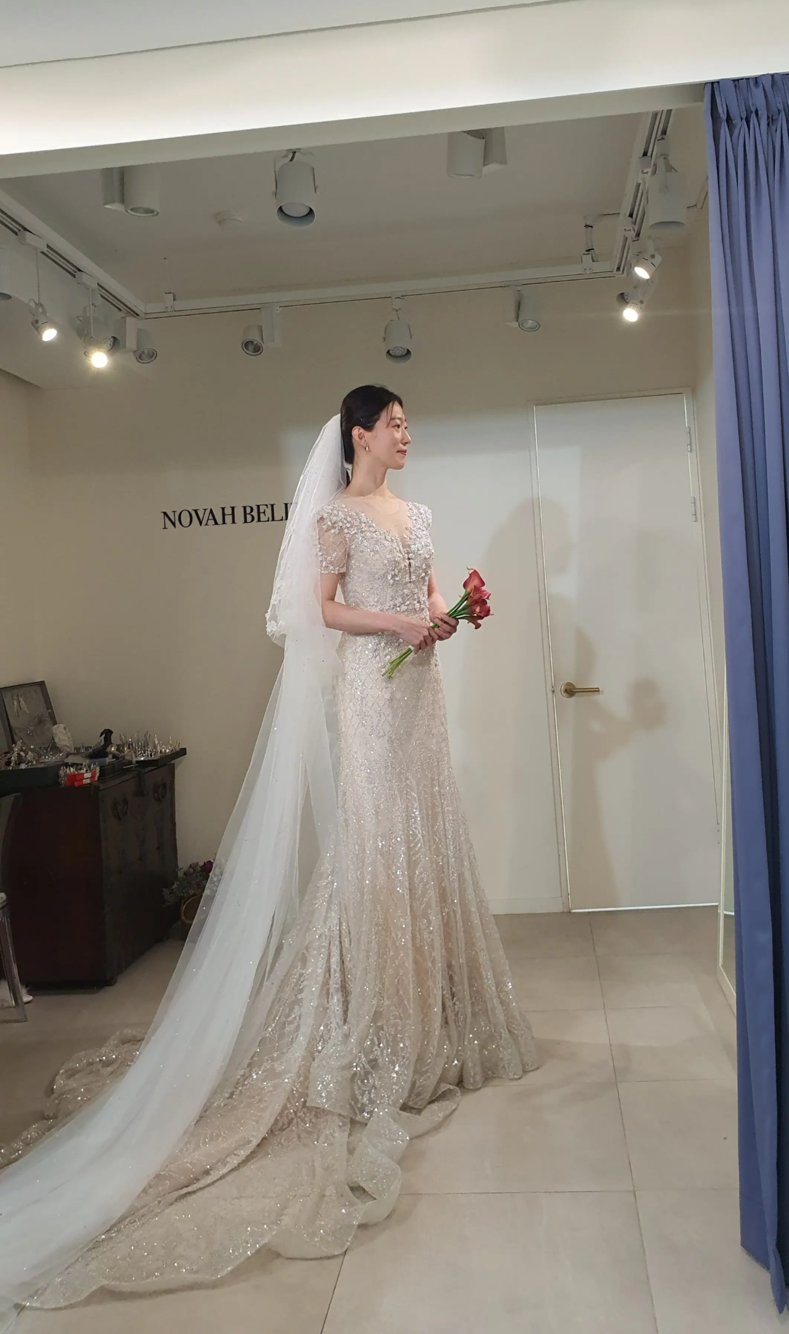 노바벨리타-비즈가-가득-박힌-머메이드-드레스-입고-다홍색-부케-들고-45도-옆모습-전신샷