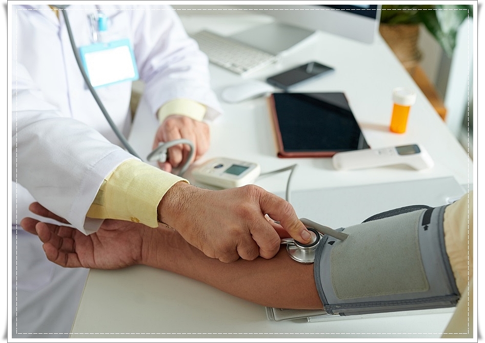 혈압을 재고 있는 의사