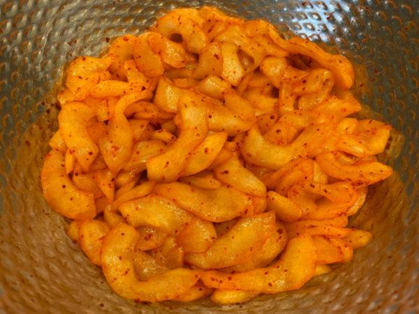 빨갛게 색깔 예쁘게 난 노각무침