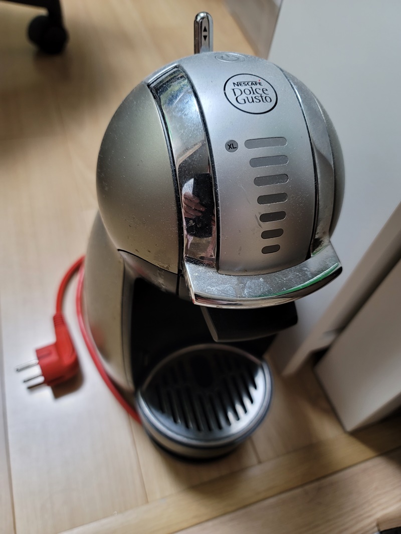 돌체구수토 커피머신(실버 컬러)