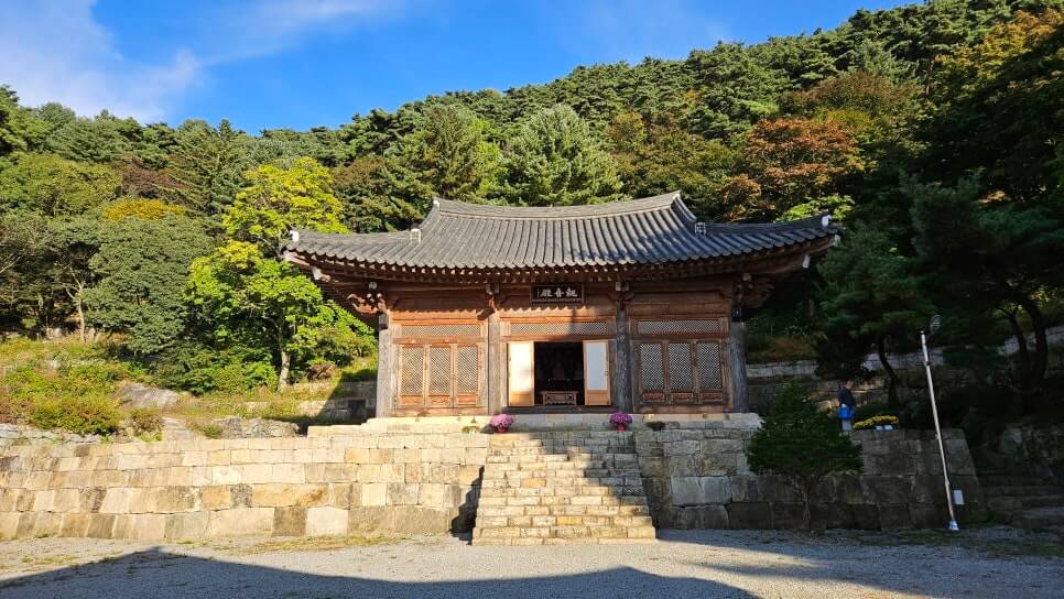 김제 청룡사 : 어머니의 산에 깃든 푸른 용의 숨결 호남의 영산 모악산에 깃든 수행 도량