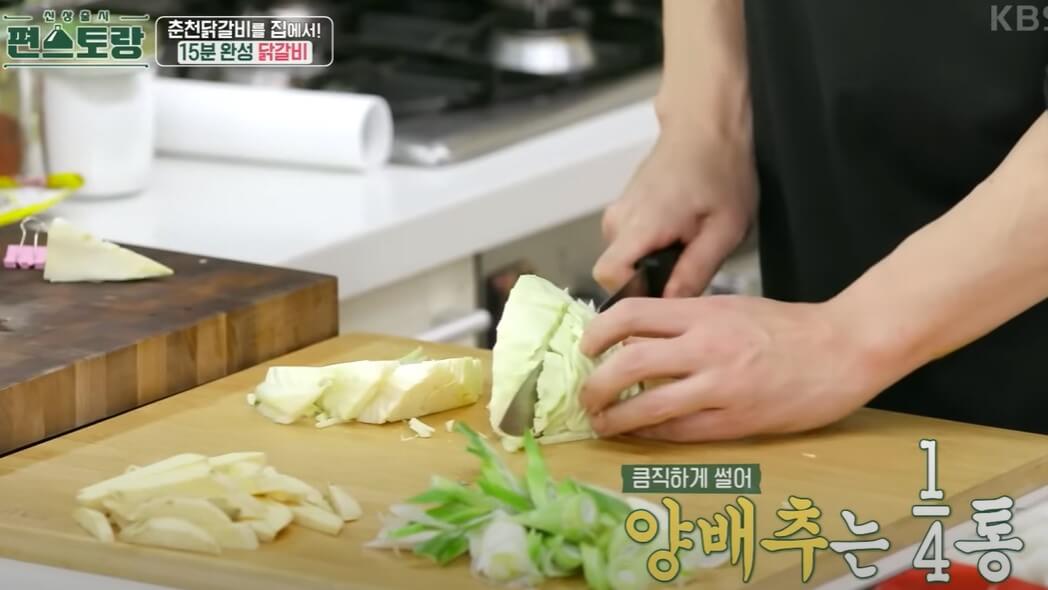 류수영 닭갈비&#44; 콘치즈를 편스토랑에서 진행했는데 15분 안에 닭갈비를 맛있게 해 먹을 수 있습니다! 믿고 따라 하는 류수영 닭갈비 레시피 보고 도전해 보세요!