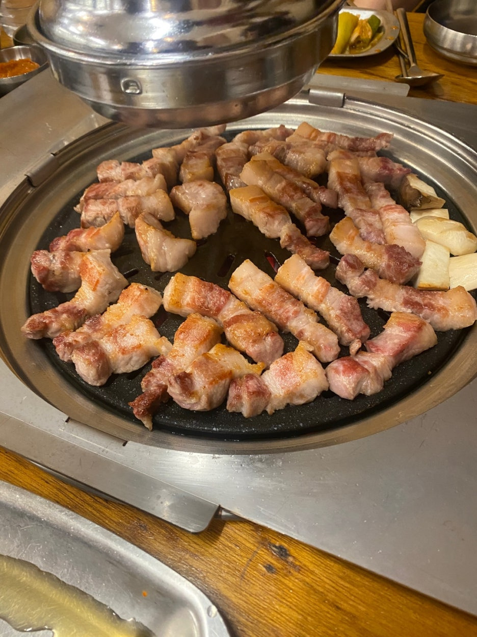 불판에 익은 고기