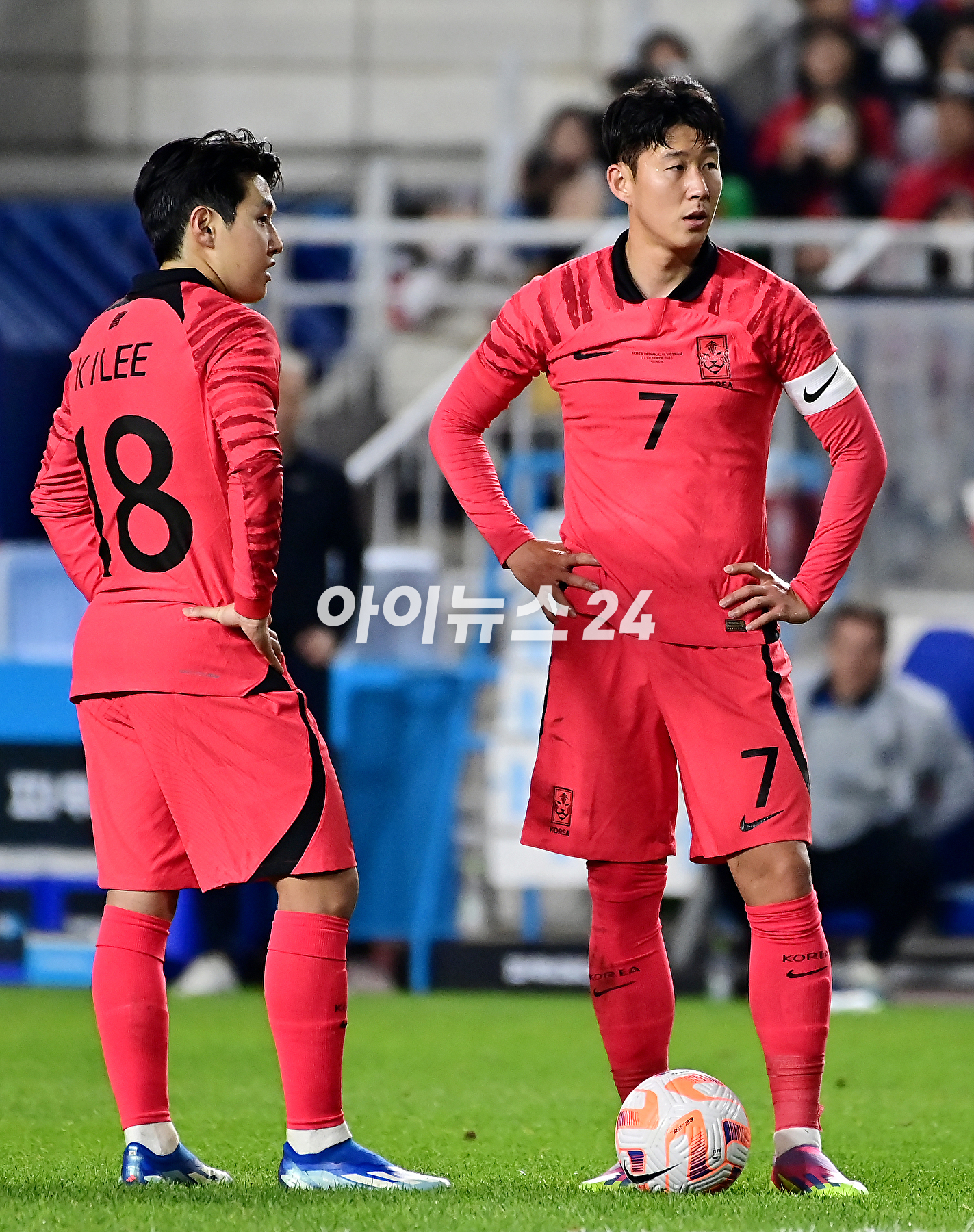 클린스만 감독이 이끄는 한국 축구대표팀은 17일 수원월드컵경기장에서 열린 베트남과 평가전에서 6-0 대승을 거뒀다.손흥민이 팬들에게 인사를 하고 있다. [사진=곽영래 기자]