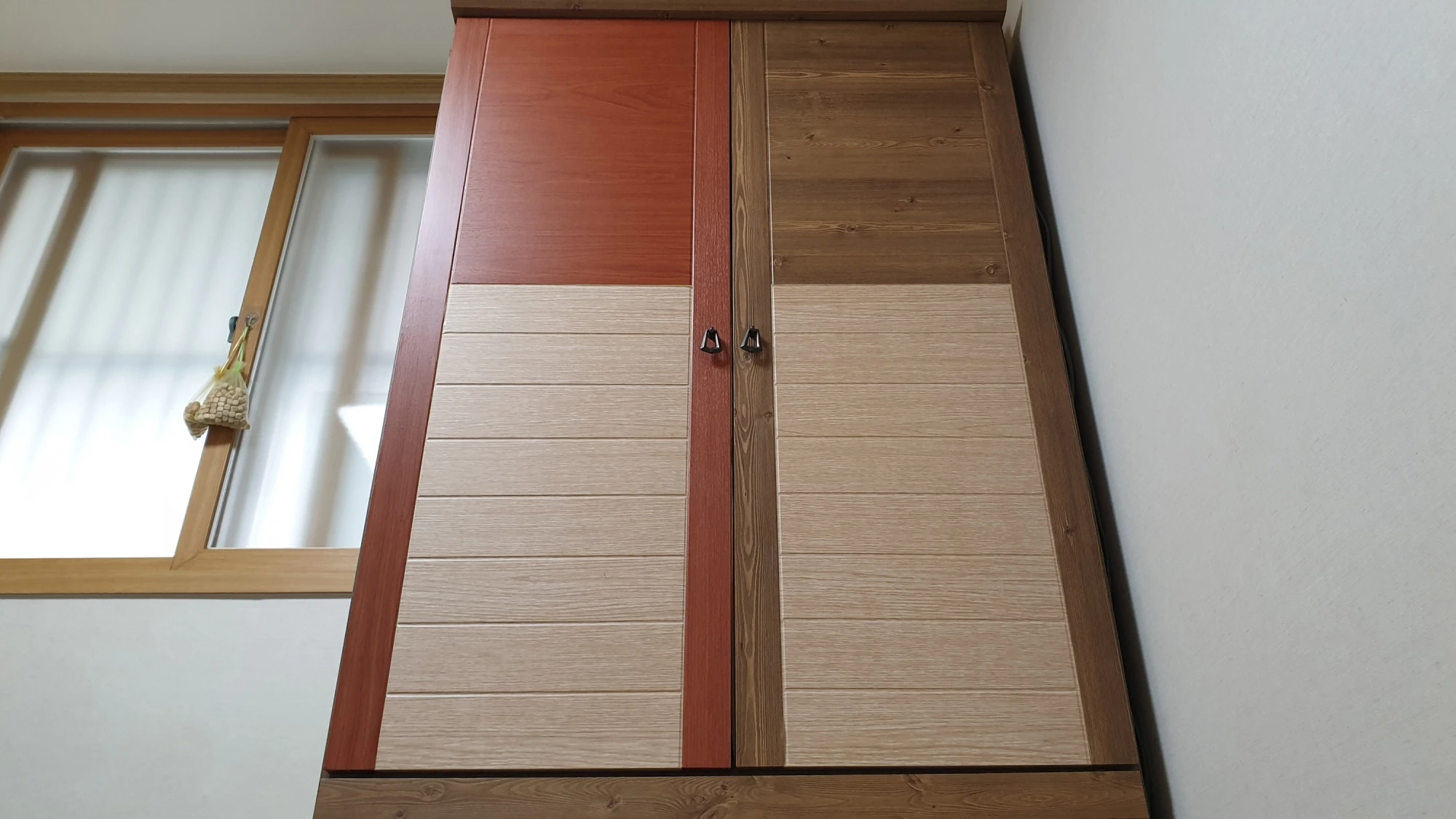 장롱 시트지 붙인 모습