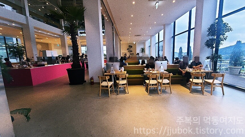 핀스커피-1층-분위기-2