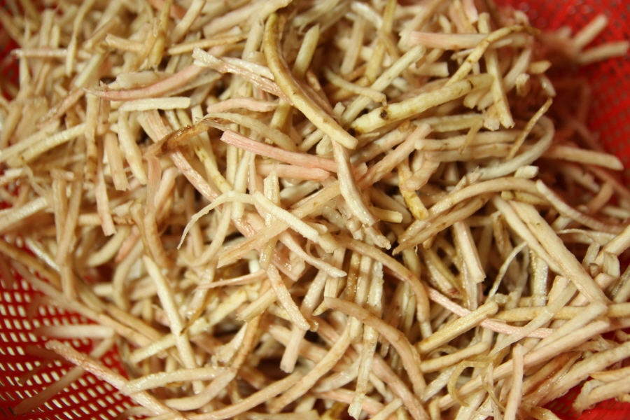 씻은 우엉채 모습