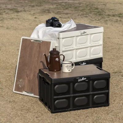 캠핑용 폴딩박스, 검은색과 하얀색 폴딩박스가 적층되어 있다.