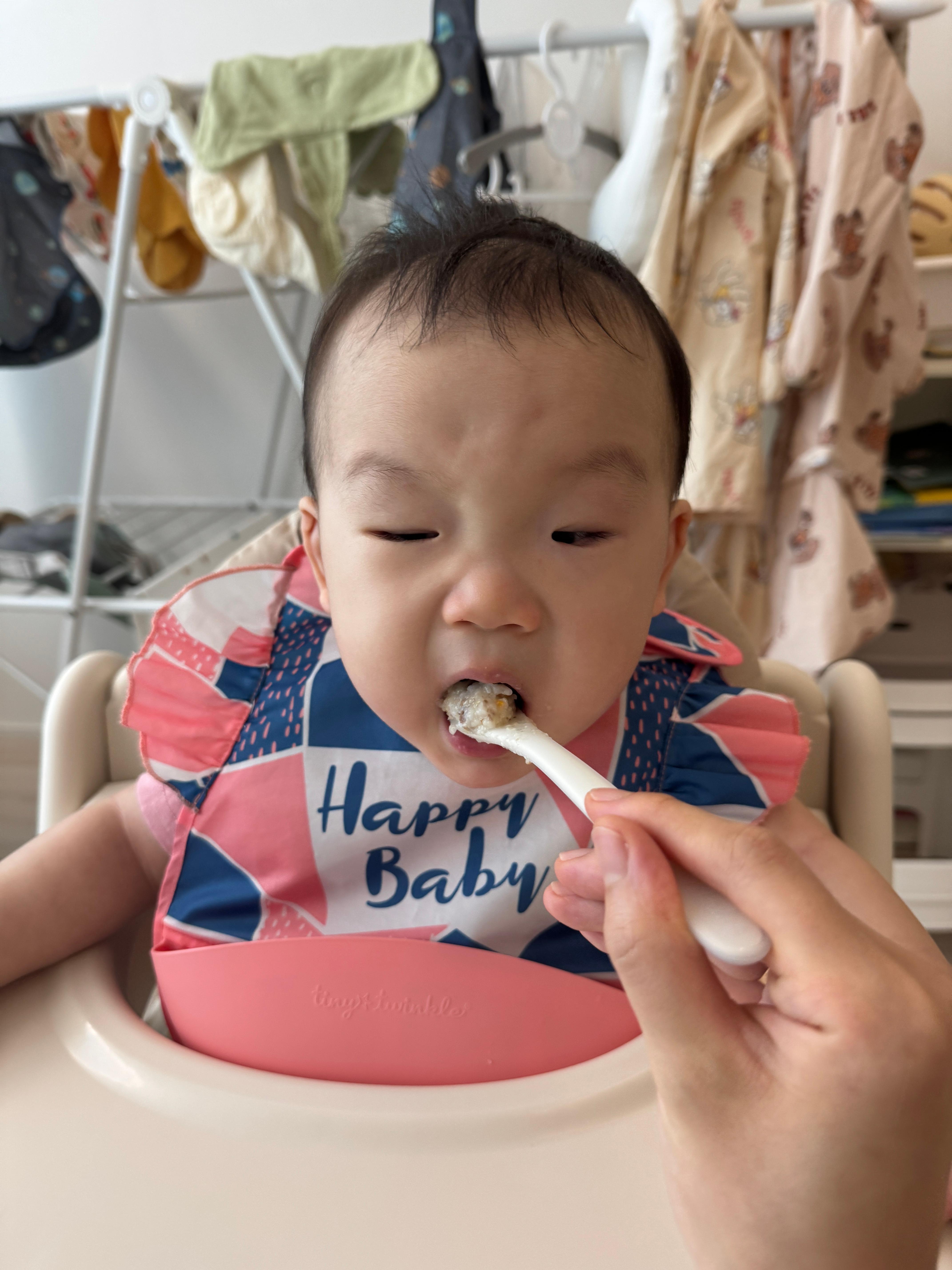 소고기양배추치즈죽을 적극적으로 받아 먹는 10개월 아기