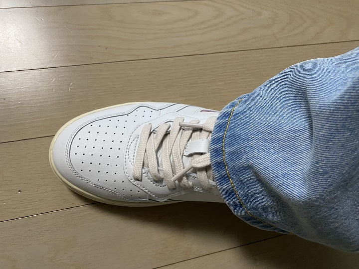 청바지와-흰색-운동화-위쪽-정면