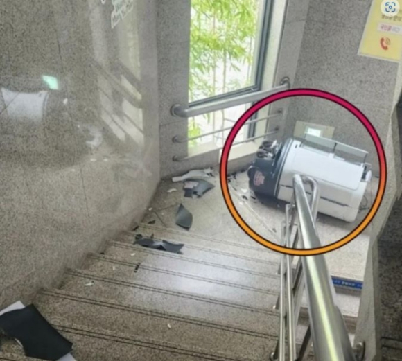 지난해 8월 특별 채용된 구미시 최초 로봇 공무원 &lsquo;로봇 주무관&rsquo;이 계단서 추락해 파손됐다. [사진=보배드림 캡쳐]