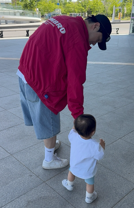걸음마 시작한 13개월 아기와 아빠