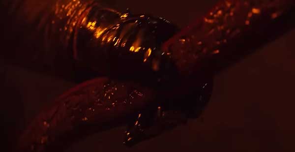 영화 파묘 - 피 묻힌 나무로 오니를 공격하다