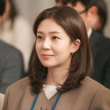 판사이한영에서 대진일보 기자 송나연 역의 백진희 포스터입니다.