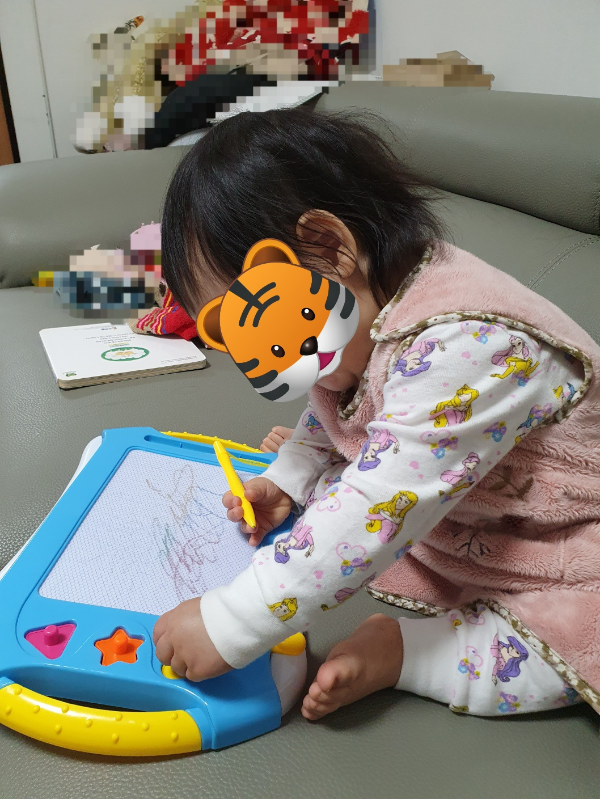 16개월 아기도 잘 가지고 노는 스마트칼라자석보드