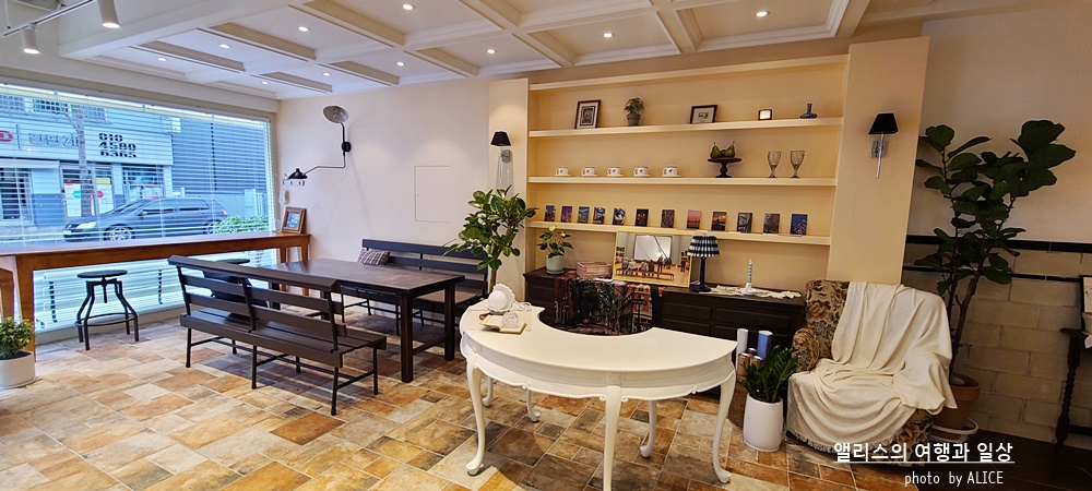 부산 광안 카페, 스누피 핫 케이크에 딸기라테 - 유럽 가정집 같이 따뜻한 분위기, 브런치 맛있는 카페