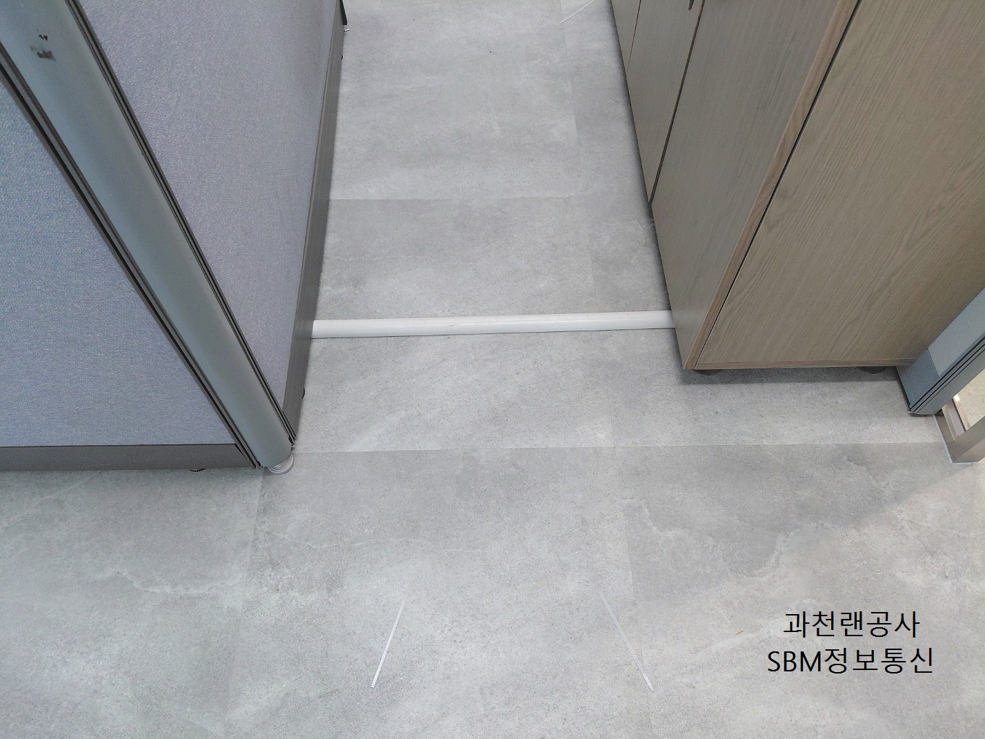 ▲ 파티션과 가구 사이의 좁은 틈도 놓치지 않고 꼼꼼하게 마감합니다.