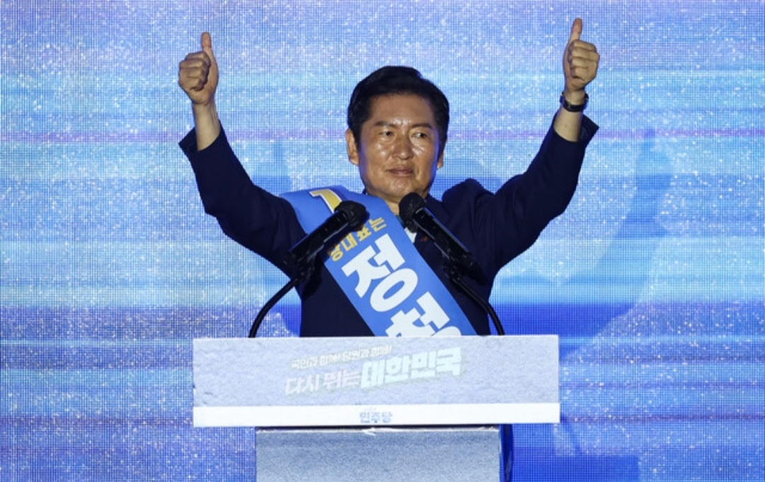 두손을 높히든 정청래 신임 당대표 이미지 사진