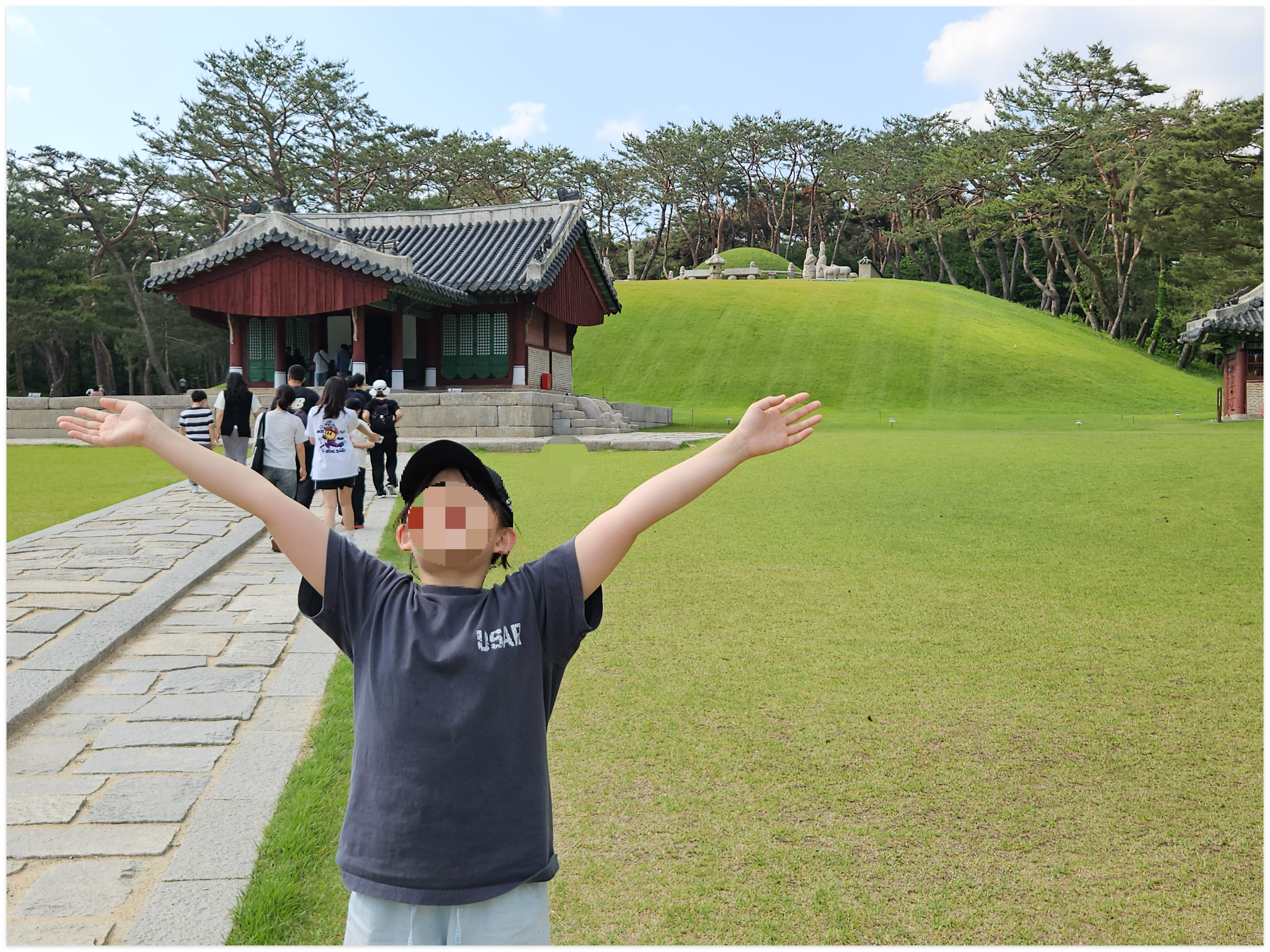 세종대왕릉 앞에서 찍은 사진