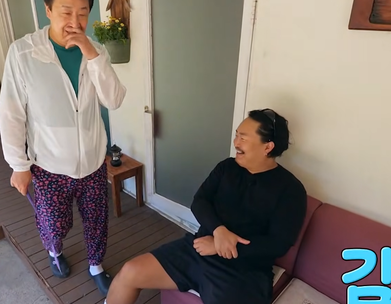 임영웅&amp;#44; 수박 한 그릇에 무반주 &amp;#39;보라빛 엽서&amp;#39; 라이브로 화답&hellip;어머님들 감동 물결
