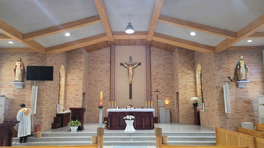 군산 둔율동성당 성전 안 십자가, 제단, 제대