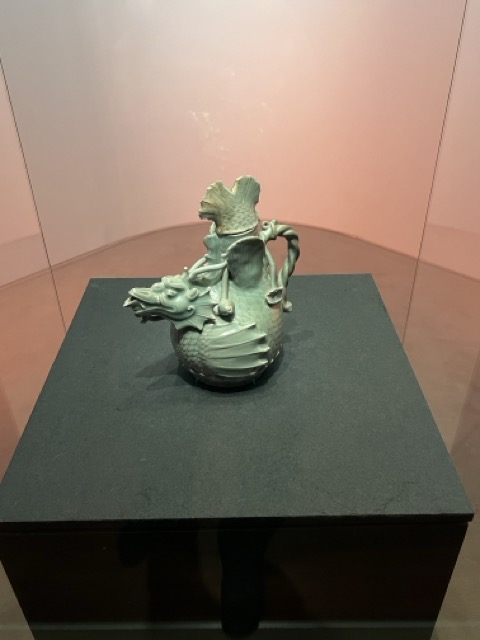 어룡을-형상화한-고려청자
