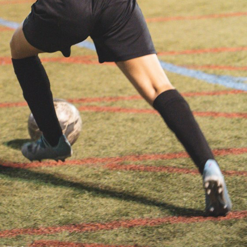 축구화 신고 공과 함께 앞으로 치고나가는 모습