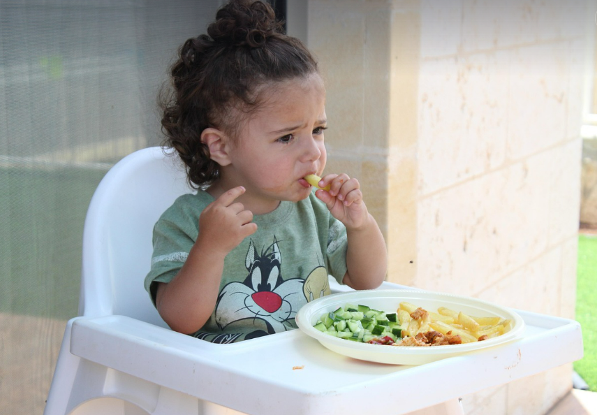 음식을 먹고있는 아이사진