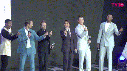 2022년 6월 20일 출국 전 마지막 무대인사에서 톰 크루즈가 손으로 하트를 만들고 있다... 첫번째 손가락 하트, 두번째 볼하트, 세번째 손하트