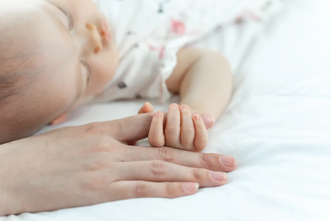 <a href="https://kr.freepik.com/free-photo/baby-sleeping-and-grabbing-her-mothers-finger_5598299.htm#fromView=search&page=1&position=43&uuid=f8388ef5-d991-432e-baff-e0f5d2789cca">작가 jcomp 출처 Freepik</a>