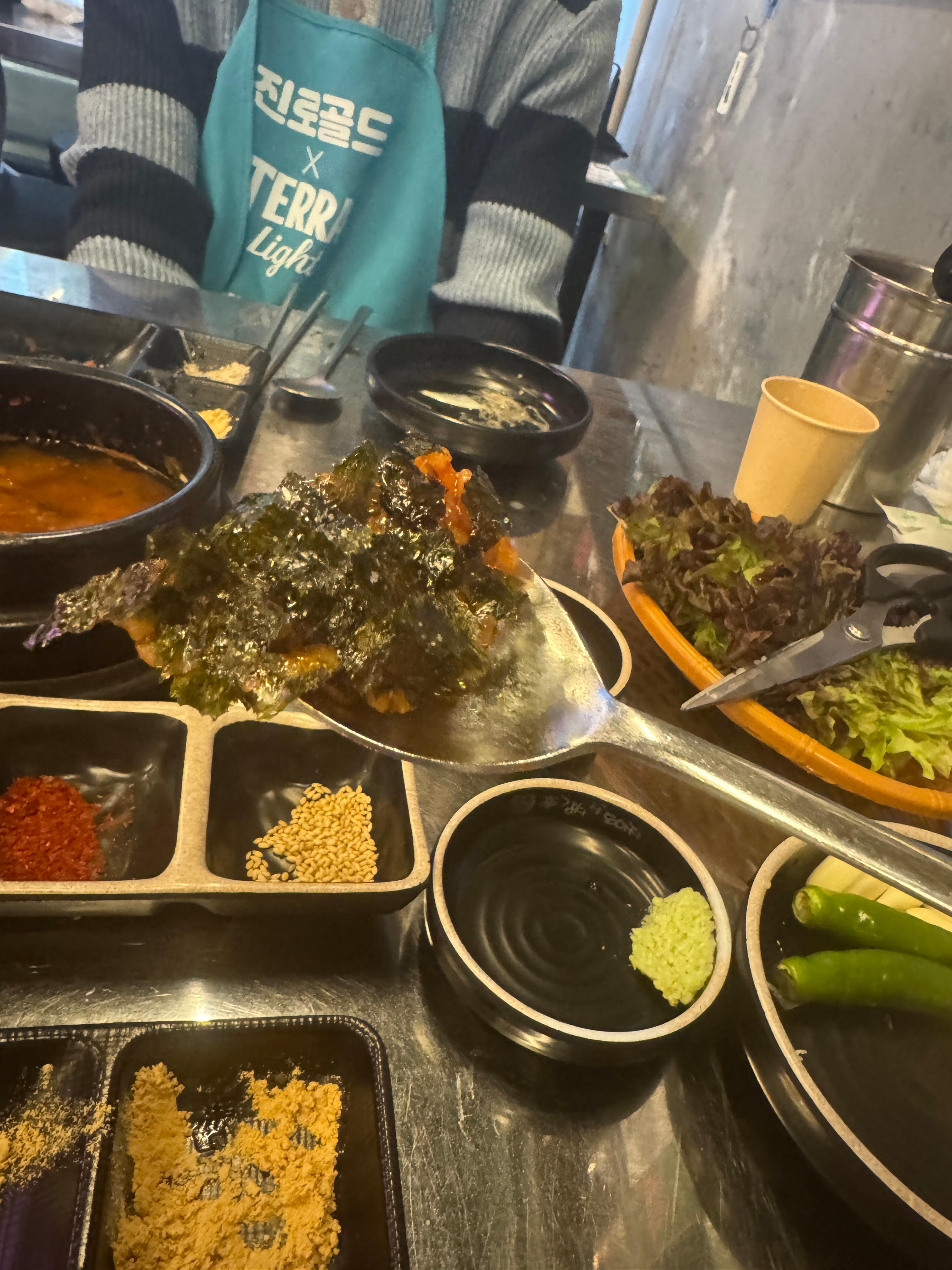 마곡 고기집 신김치 생도야지 마곡본점에서 볶음밥까지 먹고 마무리하는 식사 장면