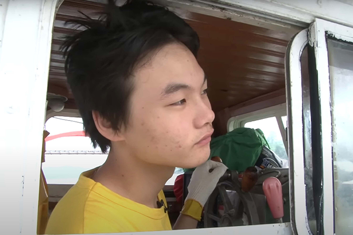 창밖을 바라보는 박서진